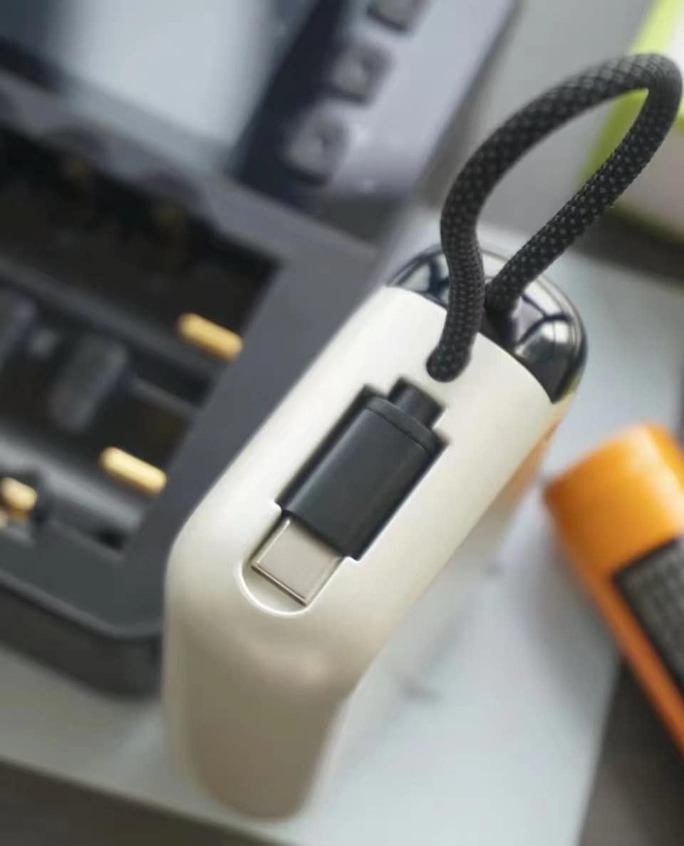 Mangotek 10000mAh 30W 內置 USB-C 充電線 快充便攜式充電器